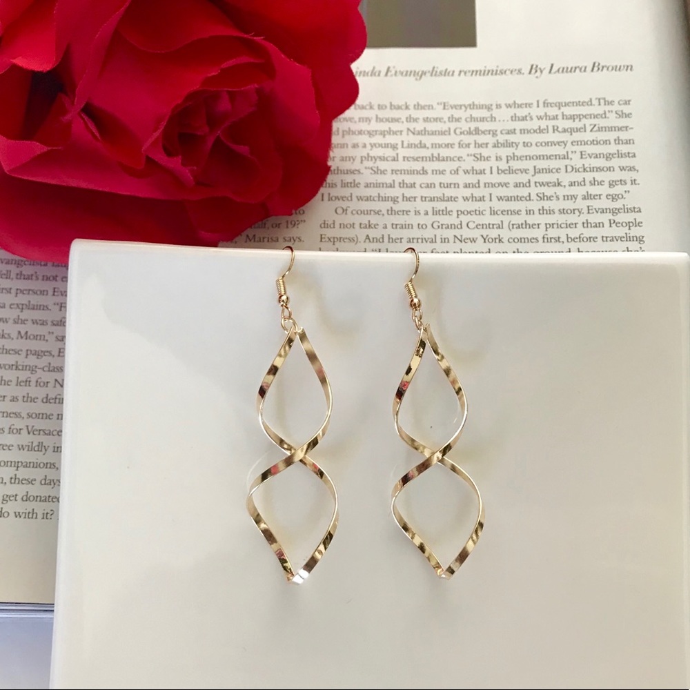 🔴 3/30$ Gold Tone Twisted Drop Earrings
